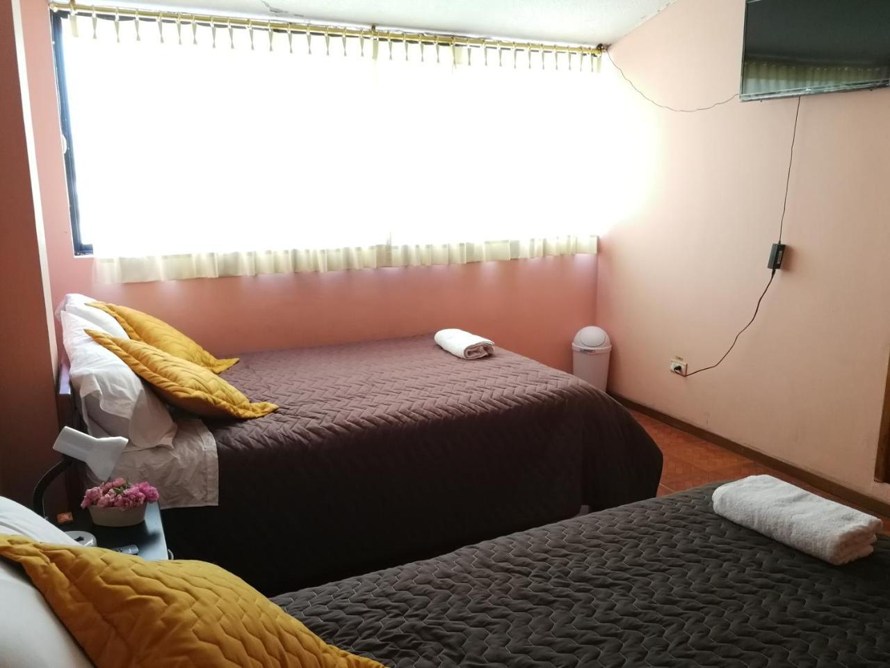Chapelet Hostal Tababela Exterior photo