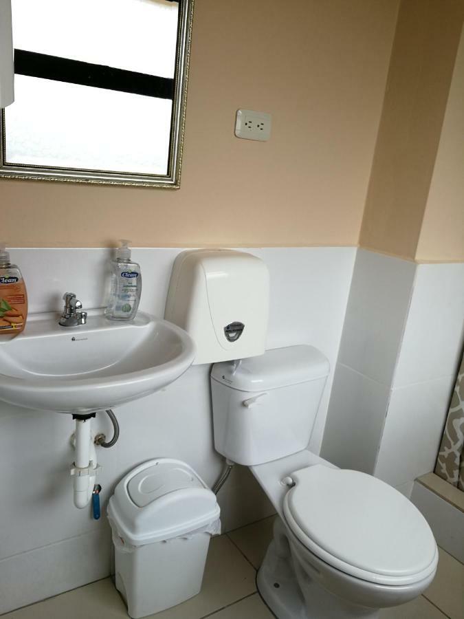 Chapelet Hostal Tababela Exterior photo